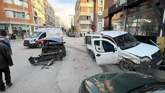 Eskişehir’de kontrolden çıkan araç dükkan duvarına çarptı