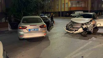 Manavgat sokaklarında iki otomobil çarpıştı