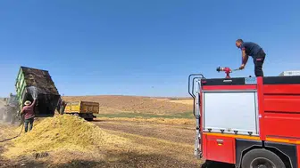 Siirt Kurtalan'da hasat sırasında saman römorku yandı