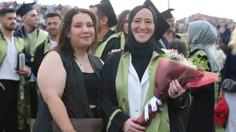 Aynı üniversitede okuyan anne kızın okul gururu