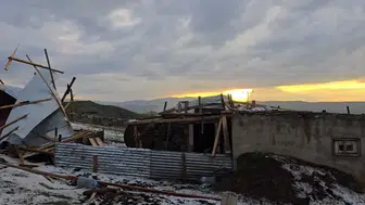 Ağrı'da fırtına dehşeti Evin çatısını metrelerce uzağa fırlattı