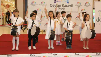 Diyarbakırlı öğrenciler baharı AVM içinde düzenlenen şenlikle kutladı