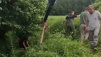 Ballıca köyünde dereye düşen ineği itfaiye vinçle çıkardı