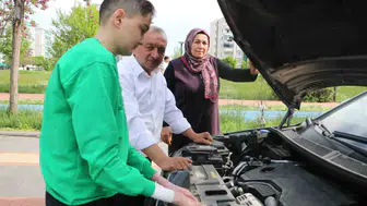 Sıfır alınan araç kelebek hastası çocuklu aileyi yolda bıraktı