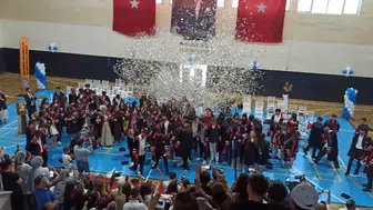 Devrekli gençler okul sıralarına veda etti