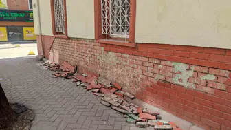Eskişehir’de cami duvarı döküldü kaldırım tehlike saçıyor