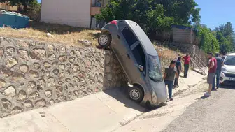 Adıyaman Gölbaşı'nda otomobil kazası iki kişiyi hastanelik etti