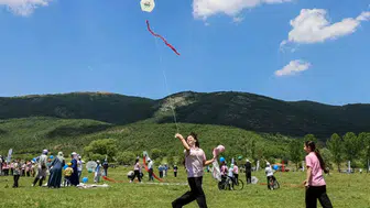 Bilecik’te çocuklar çevre bilinci için uçurtma uçurdu