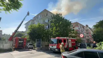 Bakırköy’de apartman çatısında çıkan yangın paniğe yol açtı