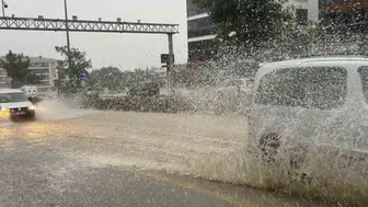Denizli’de ani sağanak hayatı kilitledi