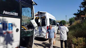Kırşehir yolunda işçi servisleri çarpıştı 17 yaralı