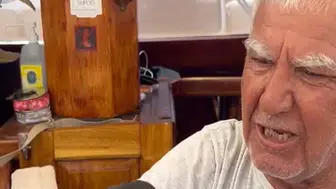 Bodrum’un son süngercisi Aksona Mehmet’in karga ile dostluğu