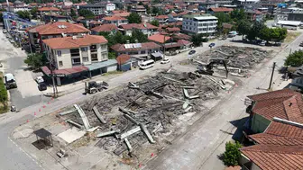 Düzce’de tehlike saçan eski yapılar birer birer yıkılıyor