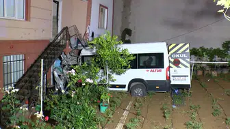 Çekmeköy'de servis minibüsü kontrolden çıkarak evin bahçesine daldı