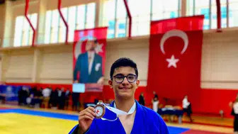 Bilecikli genç sporcu minderde bronz madalyaya uzandı