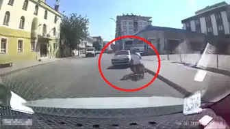 Batman'da akaryakıt istasyonu yolunda motosikletli kaza yaptı
