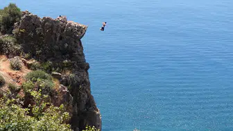 Antalya’da 40 metrelik falezlerden tehlikeli atlayış