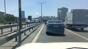 TEM Otoyolu'nda kurye düştü paralar yola saçıldı
