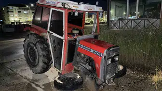 Samsun’da kontrolden çıkan traktör kaldırıma daldı