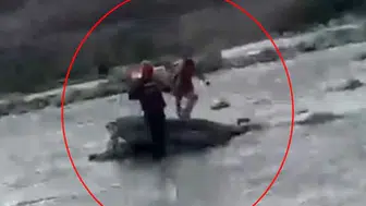 Kezer Çayı'nda yükselen sular çocuğu kayalara hapsetti