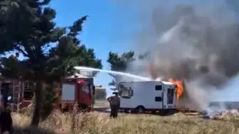Enez sahilinde park halindeki iki karavan küle döndü