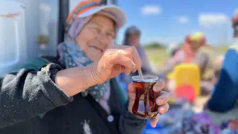 Karacabey tarlalarında yorgunluk odun ateşinde demlenen çayla çıkıyor