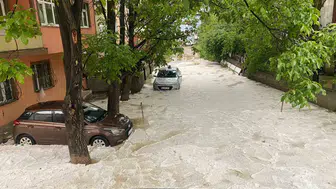 Gümüşhane'de aniden bastıran dolu şehir merkezini beyaza boyadı
