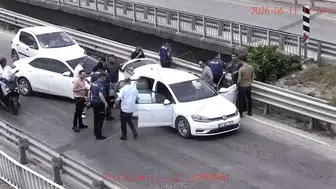 Osmaniye'de cezaevi önünde silahlı saldırı ve araç gaspı kamerada