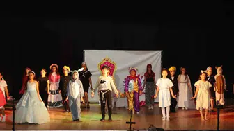 Gönenli miniklerden sahnede dev performans