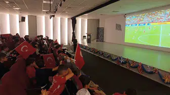 Vanlı gençler sabah namazı sonrası milli maçı dev ekranda izledi