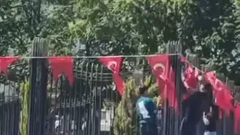Elazığ meydanında üç çocuğun bayrak nöbeti