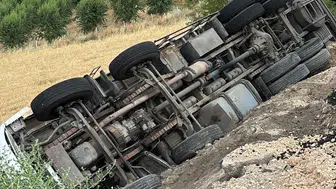 Adıyaman'da arpa yüklü kamyon şarampole yuvarlandı