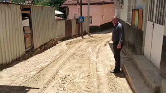 Sivas Divriği'de sel yolları kapattı ve tarlaları vurdu