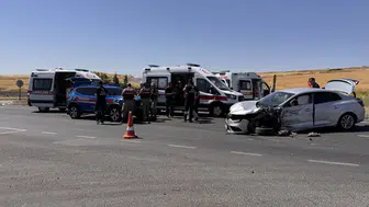 Diyarbakır'da iki araç kavşakta çarpıştı