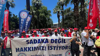 İzmir Büyükşehir Belediyesi çalışanları toplu sözleşme için sokağa indi