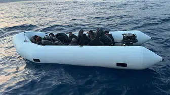 Kuşadası açıklarında sürüklenen bottaki 18 kişi kurtarıldı