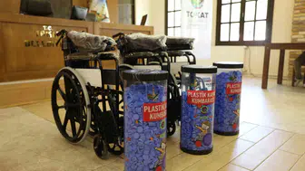 Tokat'ta plastik kapaklar engelli vatandaşlara tekerlekli sandalye oldu