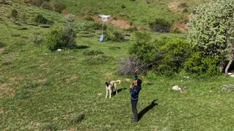Sivaslı gençlerden meradaki çobanlara teknolojik bayram sürprizi