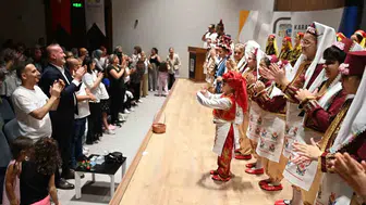 Karacabey sahnesinde halk oyunları rüzgarı esti