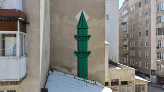 Erzurum'daki caminin minaresi duvara sığdı