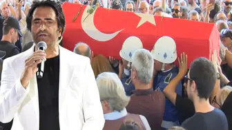 Mahsun Kırmızıgül cenazedeki siyasetçi kalabalığına isyan etti