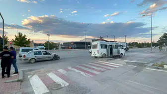 Karaman'da minibüs ile otomobil çarpıştı