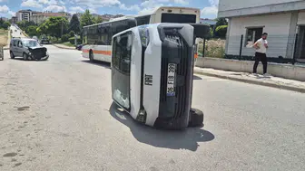 Eskişehir’de PTT aracıyla ticari araç çarpıştı