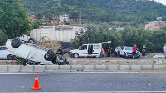 Mersin'de şerit değiştiren araçlar kazaya davetiye çıkardı
