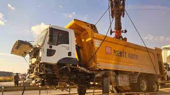 Bursa yolunda hafriyat kamyonu trafiği kilitledi