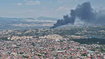 Denizli’de kauçuk deposu alevlere teslim oldu