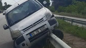 Bafra yolunda otomobil bariyerlere çarptı