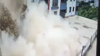 Trabzon'da faciadan dönüldü İstinat duvarı evin içine çöktü