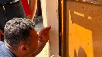 Hatay'da demir kapıya sıkışan çocuğun yardımına itfaiye koştu