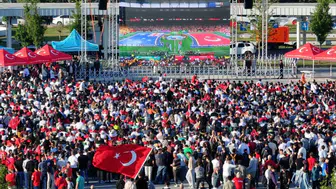 Kocaelililer milli maç heyecanını meydanda birlikte yaşadı